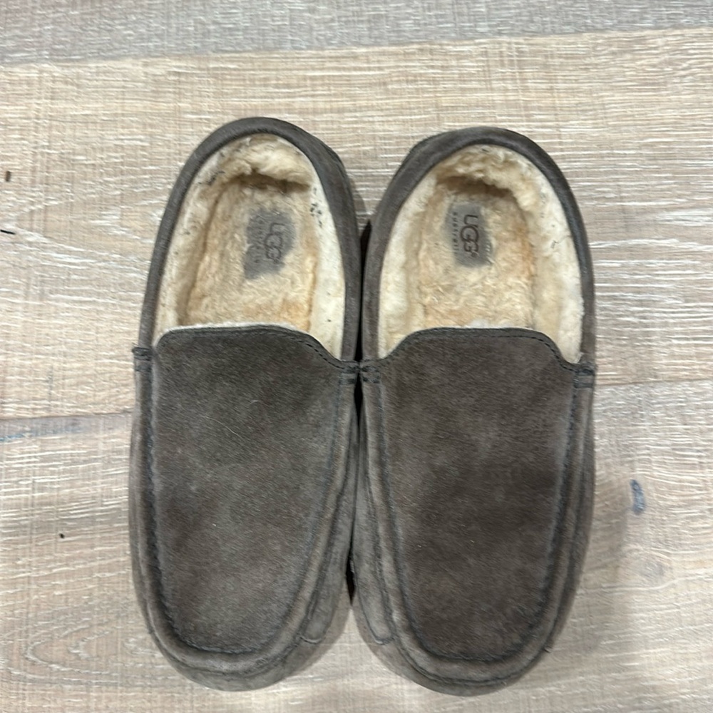 Men’s Ugg slippers size 6.5/ Women size 8